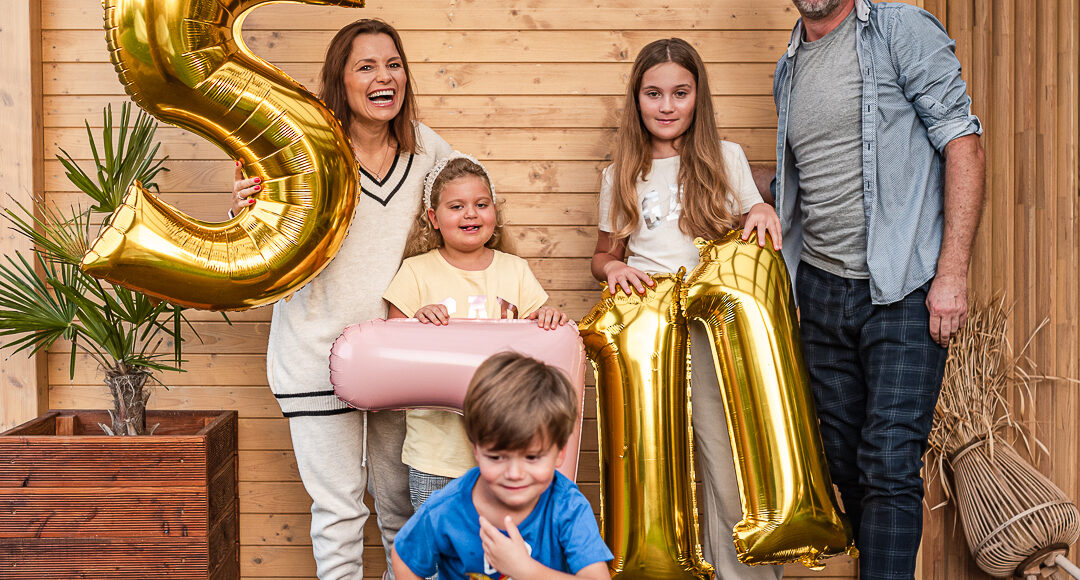 rodzinne zdjęcie z balonami rodzina dwa plus trzy